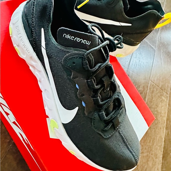 👟Nike Renew Element 55 GS IE! Size 6Y!👟 - Picture 3 of 8